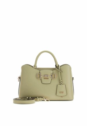 Sac à main Guess vert olive avec poignées supérieures, bandoulière amovible, détail à boucle à l'avant et étiquette attachée sur fond blanc.