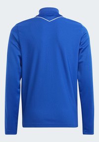 Langärmliges blaues Poloshirt mit strukturiertem Muster, ausgestattet mit einem hohen Kragen und weißen Paspeln entlang des Ausschnitts und der Schultern.