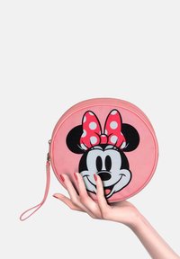 Ronde roze tas met een afbeelding van het gezicht van een karakter met een stippenstrik. Glad materiaal met een ritsluiting en polsband.