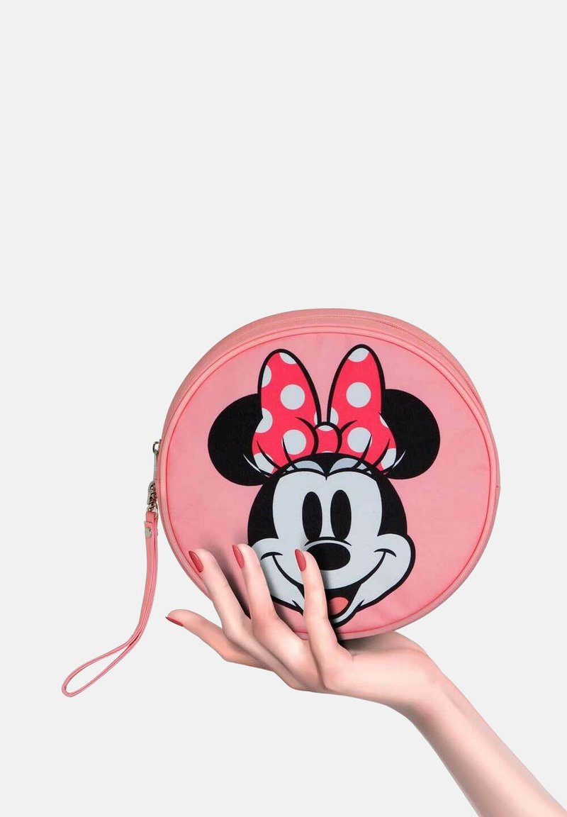 Ronde roze tas met een afbeelding van het gezicht van een karakter met een stippenstrik. Glad materiaal met een ritsluiting en polsband.
