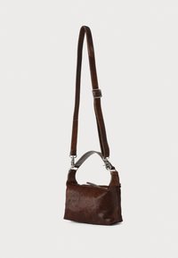Borsa a spalla di forma rettangolare con texture in pelliccia marrone, tracolla regolabile, accessori in argento e manico piatto.