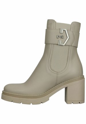 Beige læderstøvle til midt på læggen med chunky hæl, elastisk sidepanel, dekorativ rem og sølvspænde på ydersiden.