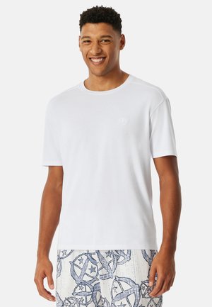 Weißes T-Shirt mit kurzen Ärmeln aus glattem Stoff, mit einem einfachen Rundhalsausschnitt und einem kleinen gestickten Logo auf der Brust.