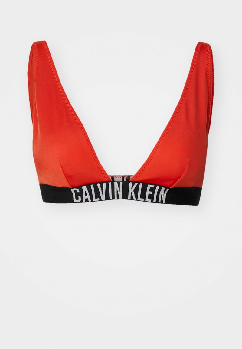 Rode driehoekige bralette gemaakt van gladde stof, met een zwarte band met witte "CALVIN KLEIN" branding langs de onderrand.