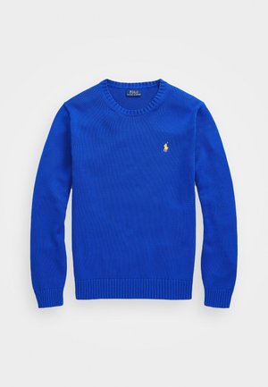 Niebieski sweter z długim rękawem, wykonany z dzianiny, z okrągłym dekoltem i małym żółtym logo polo gracza na lewej piersi.