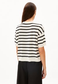 ARMEDANGELS T-shirt med print - off-white