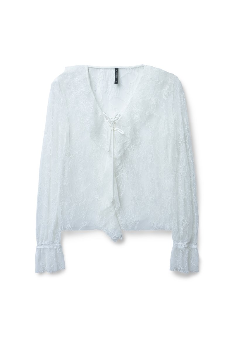 Blusa bianca in pizzo con maniche lunghe e leggermente gonfie, scollatura a V e chiusura con lacci. Presenta un delicato motivo floreale e un tessuto testurizzato.