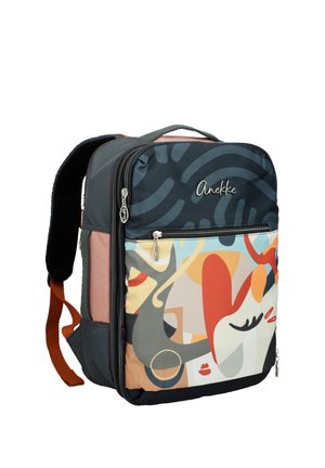 Zaino con design astratto di un volto colorato, pannelli neri e rosa, tasca frontale con cerniera e spallacci imbottiti.