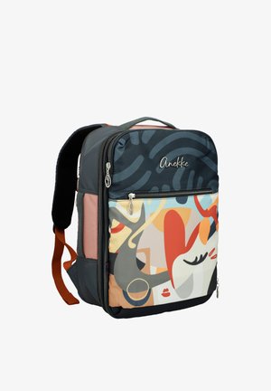 Mochila con diseño abstracto de rostro colorido, paneles negros y rosas, bolsillo frontal con cremallera y correas acolchadas para los hombros.