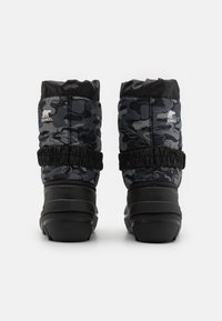 Svarte og grå camouflerte vintersko med polstret overdel, elastisk trim ved ankelen og strukturert gummisåle. Merkevare synlig på sidene.