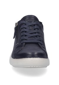 Baskets en cuir bleu marine avec bout rond, fermeture à lacets, fermeture éclair sur le côté et semelle en caoutchouc blanc. Tige texturée avec finition lisse.