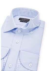 Jasnoniebieska, w paski koszula z białymi guzikami, z wewnętrzną kołnierzyka w kratę oraz dwoma przednimi kieszeniami.