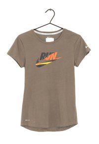 Koszulka z krótkim rękawem w kolorze brązowym z okrągłym dekoltem. Na froncie posiada wielokolorowy napis "RUN" oraz metkę Dri-FIT na dolnym obszyciu.
