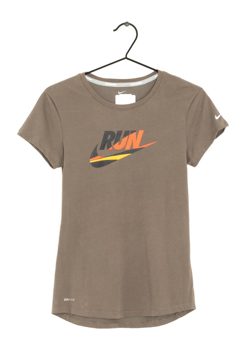 Koszulka z krótkim rękawem w kolorze brązowym z okrągłym dekoltem. Na froncie posiada wielokolorowy napis "RUN" oraz metkę Dri-FIT na dolnym obszyciu.