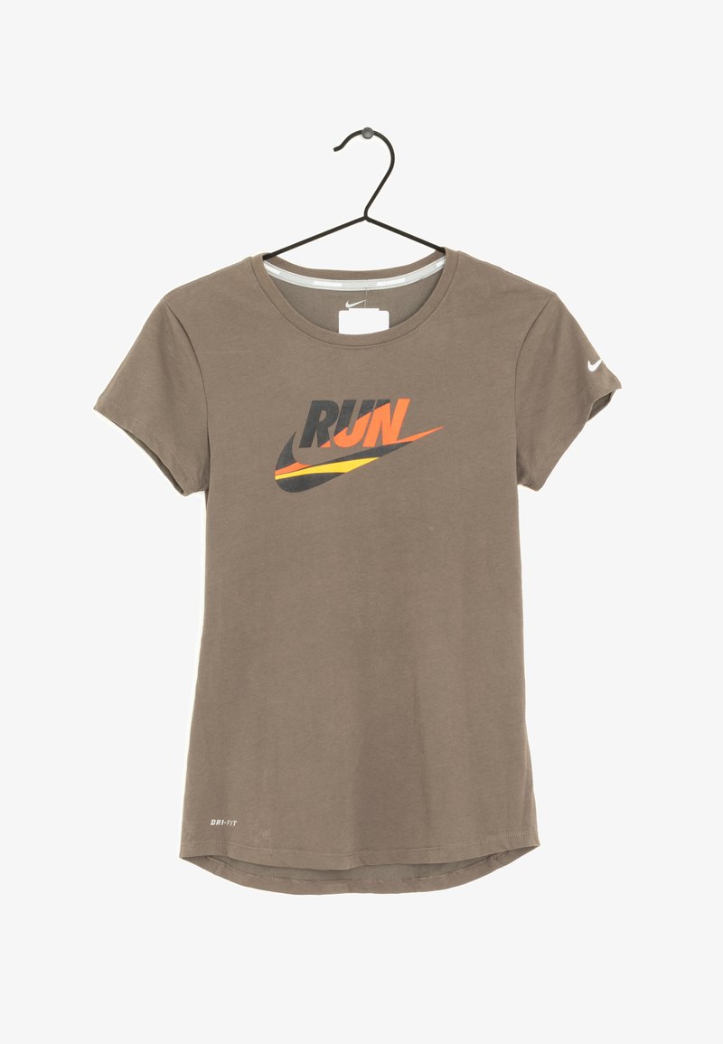 Koszulka z krótkim rękawem w kolorze brązowym z okrągłym dekoltem. Na froncie posiada wielokolorowy napis "RUN" oraz metkę Dri-FIT na dolnym obszyciu.