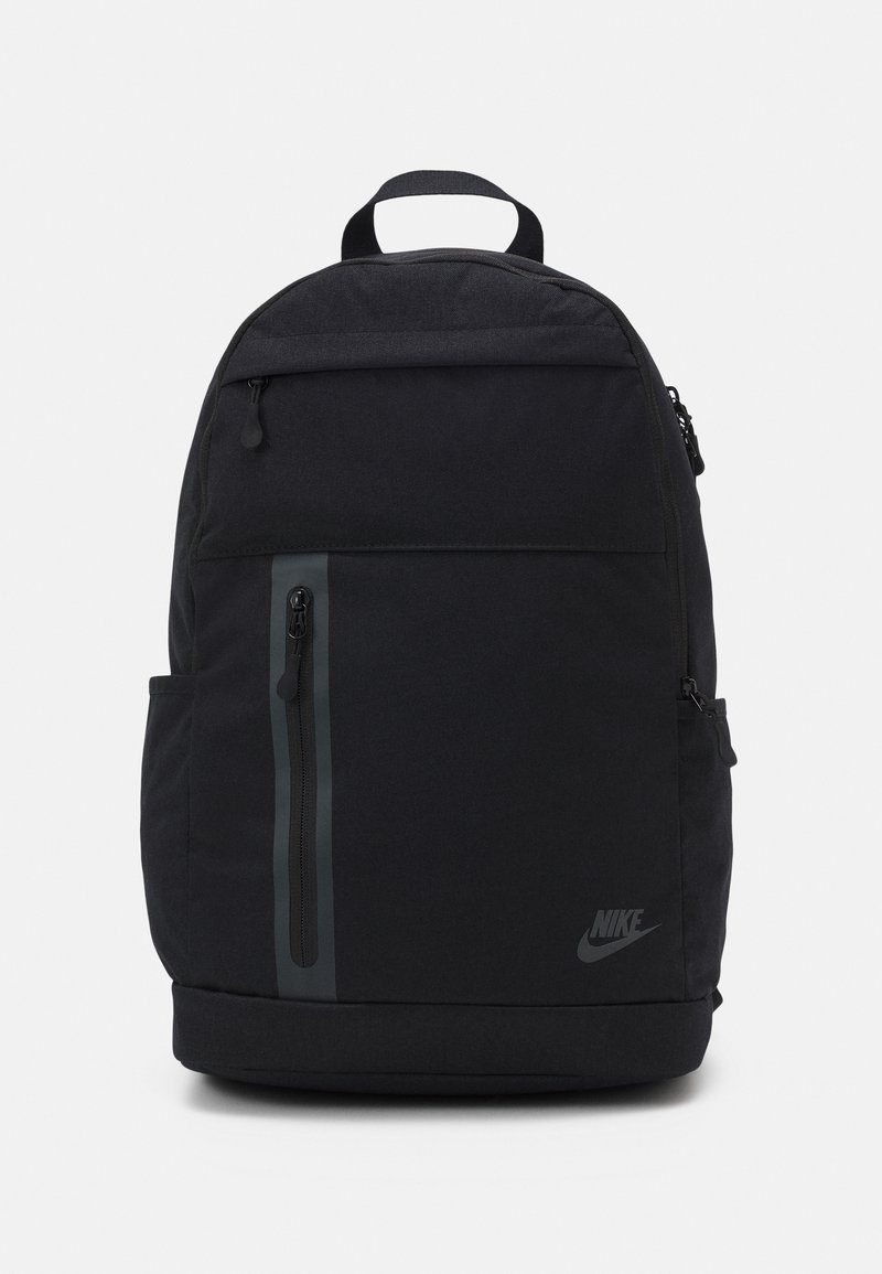 Schwarzer Nike-Rucksack aus einem glatten, stoffartigen Material. Verfügt über eine Vordertasche mit Reißverschluss und eine seitliche Netztasche. Minimalistisches Design.