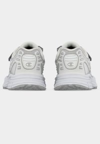 Άσπρα αθλητικά παπούτσια με υφή γκρι πάνελ, επενδεδυμένο γιακά, μαλακή σόλα και λογότυπο στην πίσω πλευρά.