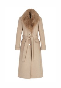 Cappotto in lana beige con un ampio colletto in pelliccia sintetica, maniche lunghe, bottoni frontali e una cintura coordinata in vita.
