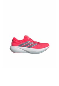 Chaussure de course rose vif avec des rayures argentées et une semelle blanche amortissante portant la mention « Dreamstrike+ » sur le côté.