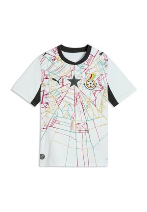 Witte voetbalshirt met zwarte kraag, veelkleurig geometrisch patroon, zwarte ster in het midden, logo van de Ghanese voetbalbond op de borst.