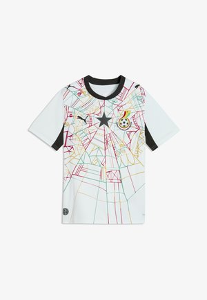 Bijeli nogometni dres s crnim ovratnikom, višebojni geometrijski uzorak, crna zvijezda u sredini, logo Nogometnog saveza Gane na prsima.