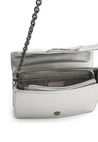 Bolso de mano de cuero plateado con una correa de cadena, que cuenta con un interior a rayas, múltiples compartimentos y un cierre de presión. Textura suave.