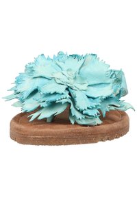 Turkoosi varvastossu, jossa on suuri kukkakuvio teksturoidusta nahasta. Pehmeä ruskea pohja luonnollisella viimeistelyllä. Ominaisuuksina litteä pohja.