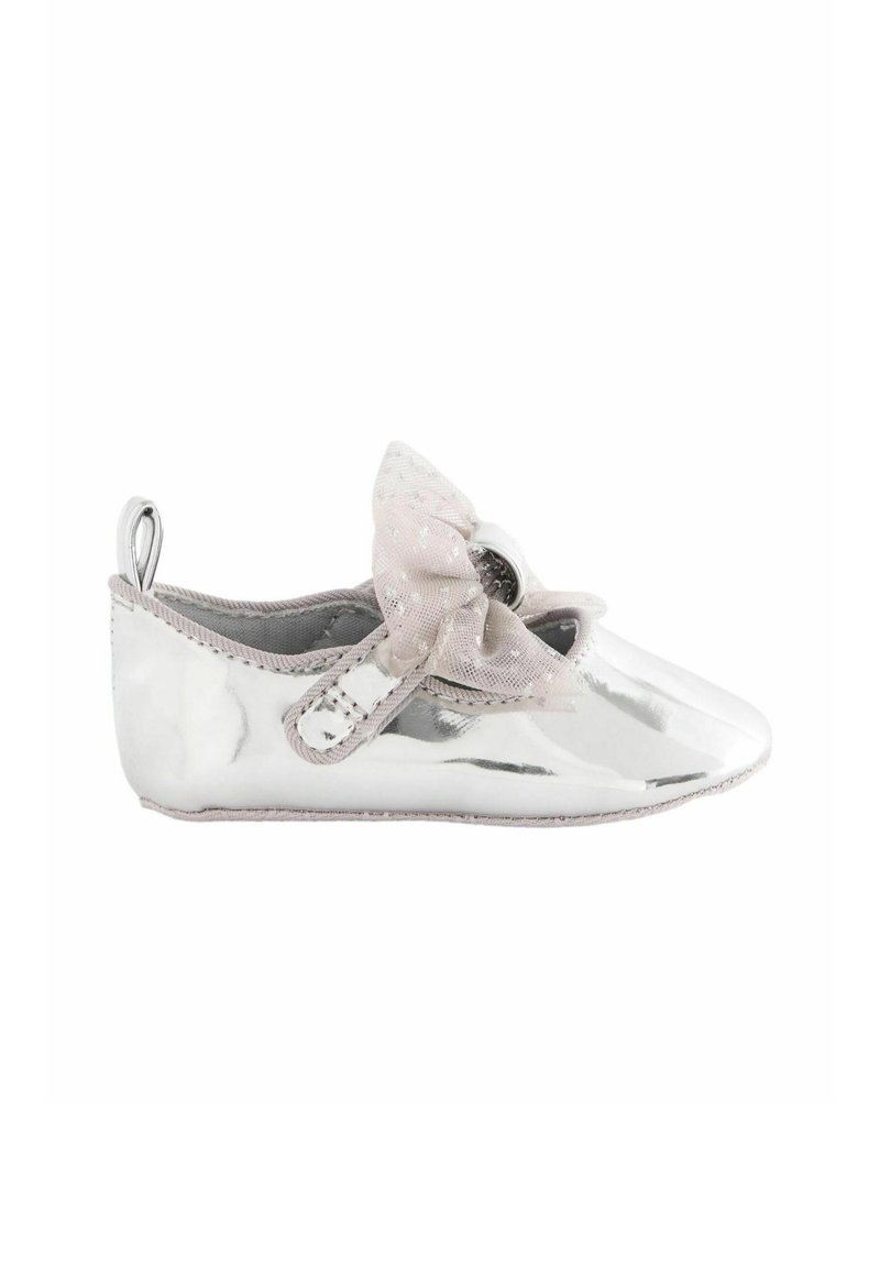 Silberne Lackleder-Schuhe mit einer spitzen Zehe, die ein weiches pinkes Schleifendetail und einen dünnen Riemen mit einer Schlaufe für ein einfaches Tragen aufweisen.