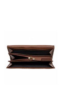 Billetera de cuero marrón con un exterior texturizado, múltiples ranuras para tarjetas, un compartimento con cremallera para monedas y un forro interior suave.