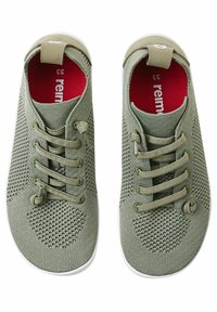 Grüne Strickschuhe mit atmungsaktiver Textur, ausgestattet mit einem Schnürdesign, Gummisohlen und einer roten Innensohle mit weißen Akzenten.