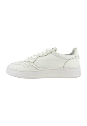 Sneaker bianca low-top con punta traforata, chiusura con lacci e suola spessa in gomma, mostrata di profilo su sfondo bianco.