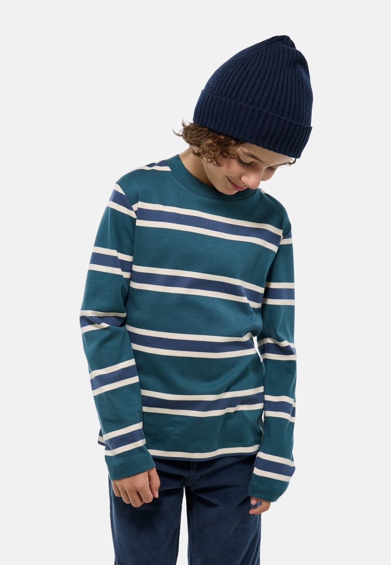 Chemise à manches longues turquoise avec des rayures horizontales blanches et bleu marine, assortie à un bonnet en tricot bleu marine. Le tissu semble doux et lisse.