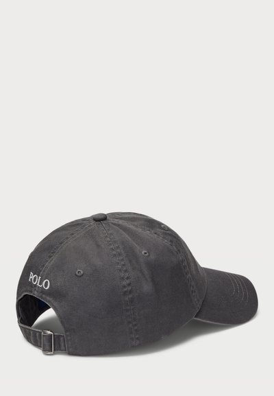 Must musta kübar kõverdada äär, reguleeritav rihm ja valge "POLO" tikand külje peal. Omab kuut ventilatsiooniava peal.