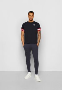 Brave Soul DRUMMOND - T-shirt estampada - navy/red/white