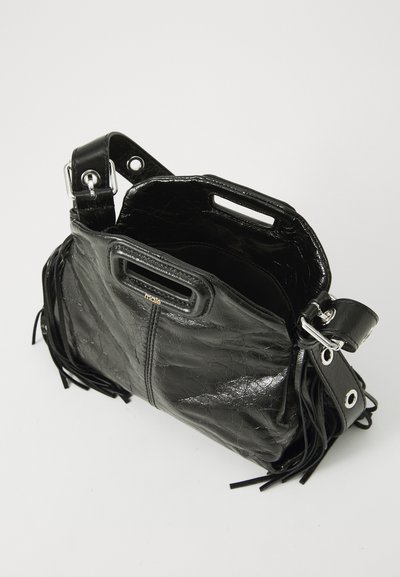 Borsa a mano in pelle nera con finitura strutturata, minuteria metallica, manici superiori e dettaglio a frange sul lato. Vista aperta che mostra l'interno.