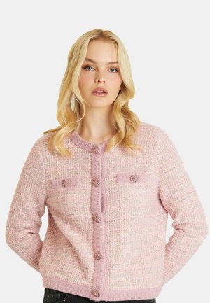Cárdigan texturizado rosa con un patrón tejido, que cuenta con dos bolsillos en el pecho, botones decorativos y un cuello redondo.