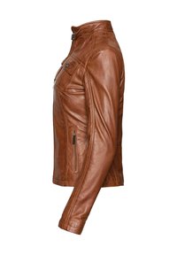 Bruine leren jas met rits en drukknopzakken, een ritszak aan de zijkant en een gespsluiting op de kraag, van opzij weergegeven.