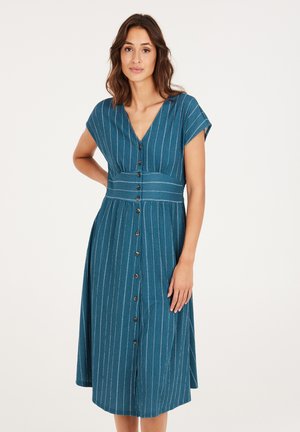 Tealfarbendes Kleid mit kurzen Ärmeln, V-Ausschnitt, Knopfleiste und vertikalen weißen Streifen, mit einer taillierten Taille und ausgestellt, schwingendem Rock.