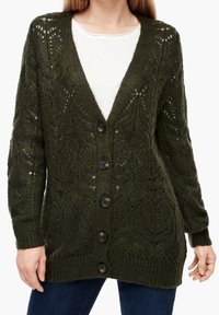 Olivgrüner Cardigan mit tiefem V-Ausschnitt, aufwendigem Strickmuster und fünf schwarzen Knöpfen vorne. Gerippte Bündchen und Saum.