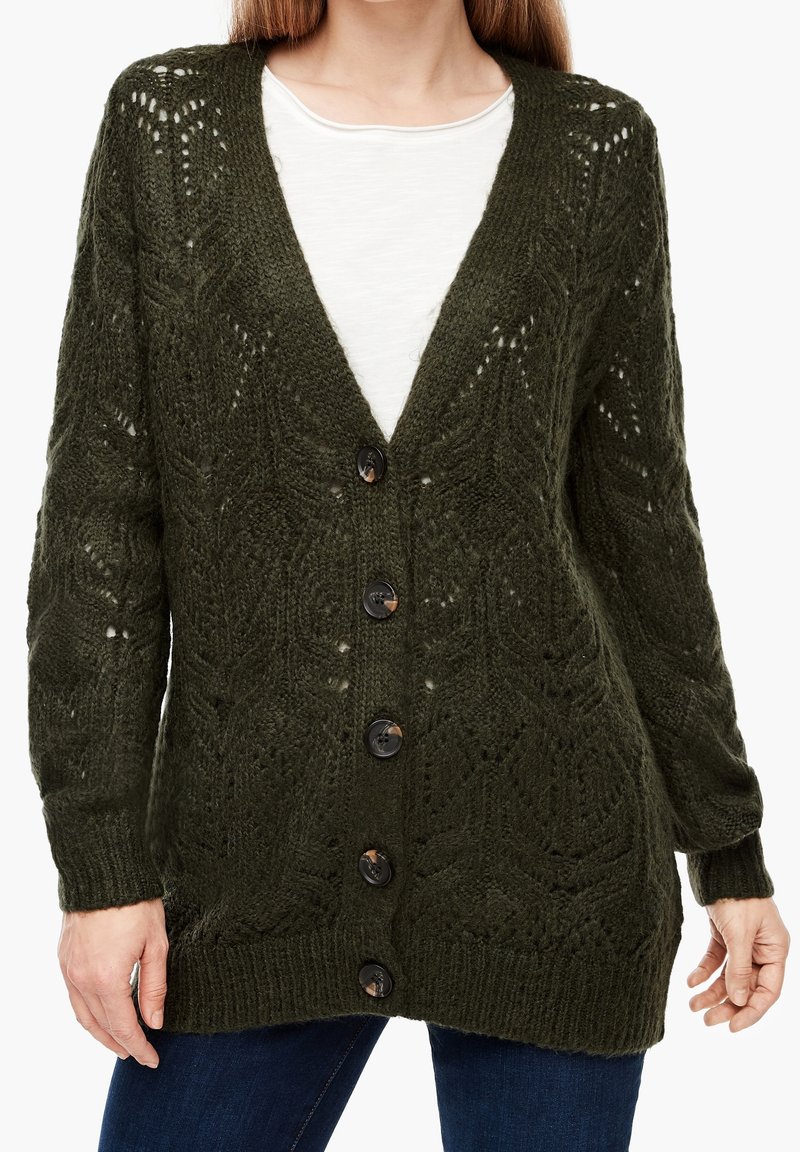 Olivgrüner Cardigan mit tiefem V-Ausschnitt, aufwendigem Strickmuster und fünf schwarzen Knöpfen vorne. Gerippte Bündchen und Saum.