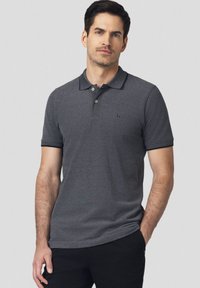 Szara koszulka polo z kołnierzykiem i zapięciem na dwa guziki, z subtelnym logo, krótkimi rękawami i kontrastowymi dzianinowymi akcentami przy mankietach.