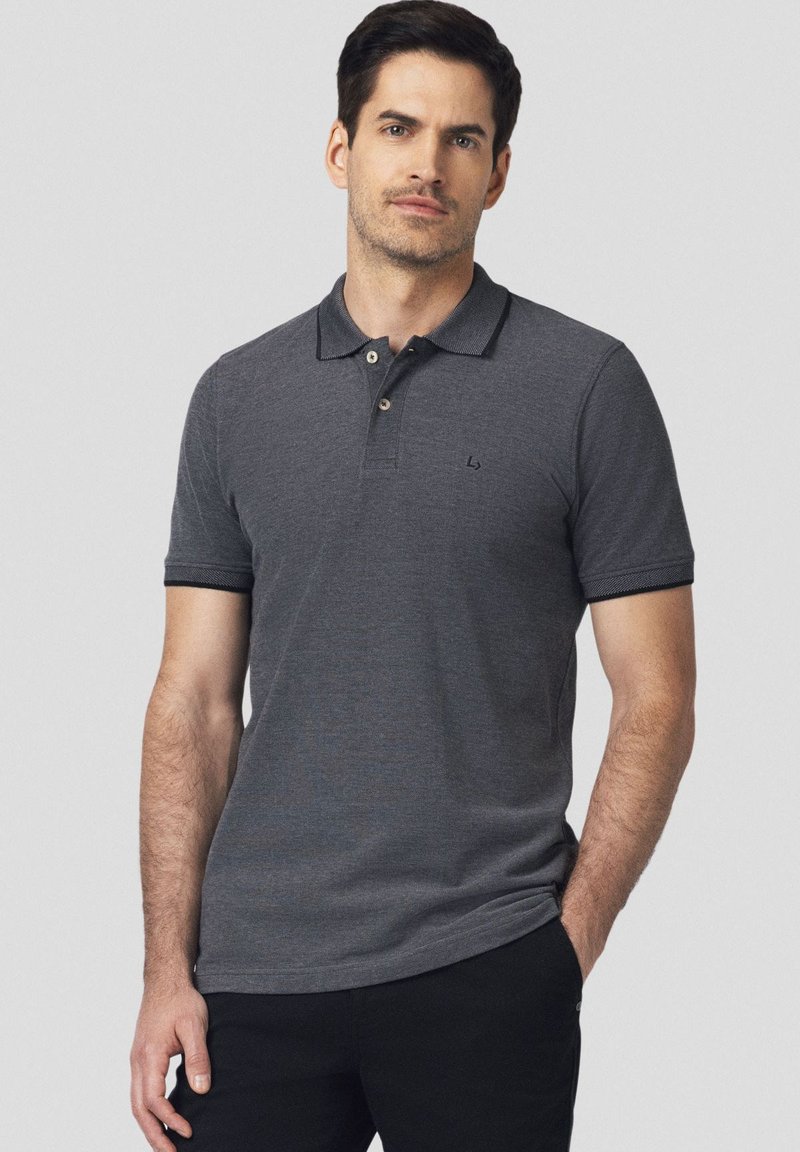 Szara koszulka polo z kołnierzykiem i zapięciem na dwa guziki, z subtelnym logo, krótkimi rękawami i kontrastowymi dzianinowymi akcentami przy mankietach.