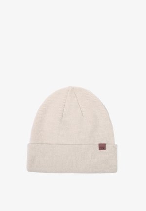 Gebreide beanie in lichtbeige, met een omgeslagen rand en een klein bruinen label van stof. Zachte textuur met een eenvoudig ontwerp.