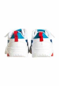 Sneakers bianche con dettagli blu, linguette posteriori rosse e suole testurizzate. Design arrotondato, senza lacci e con colli imbottiti per il massimo comfort.