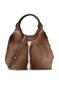 Borsa in pelle marrone con dettagli in pelliccia, caratterizzata da una parte superiore curvata, manici corti e una tracolla staccabile. Notevole per la sua texture e design.