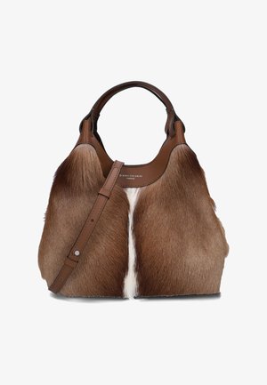 Borsa in pelle marrone con dettagli in pelliccia, caratterizzata da una parte superiore curvata, manici corti e una tracolla staccabile. Notevole per la sua texture e design.