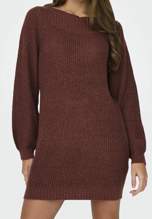 Abito maglione in bordeaux, con scollatura ampia, maniche lunghe, texture a coste e taglio dritto, che termina sopra la metà della coscia.