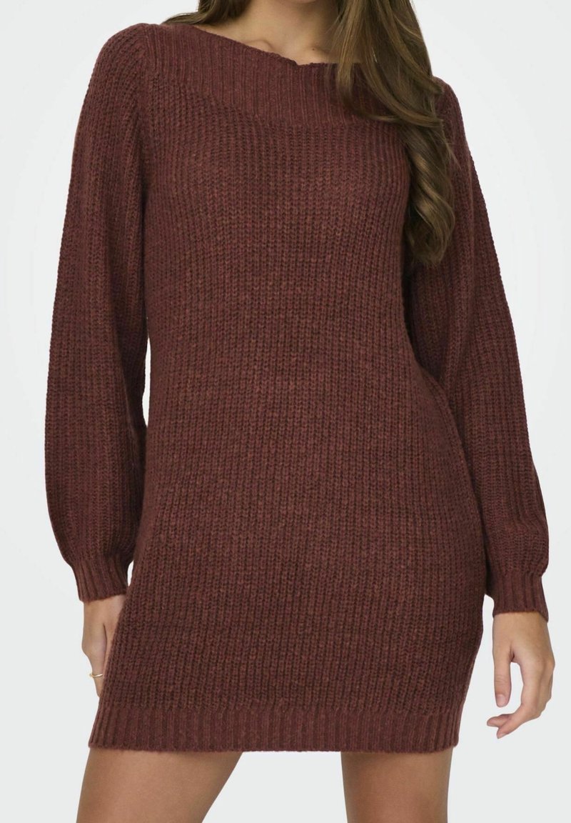 Abito maglione in bordeaux, con scollatura ampia, maniche lunghe, texture a coste e taglio dritto, che termina sopra la metà della coscia.