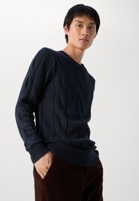 Lindbergh MEGA CABLE O-NECK - Stickad tröja - navy