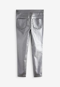Silver metalliska leggings med en slät textur, med en bred midjeband och två bakfickor. Slim-fit design med ankellång klipp.